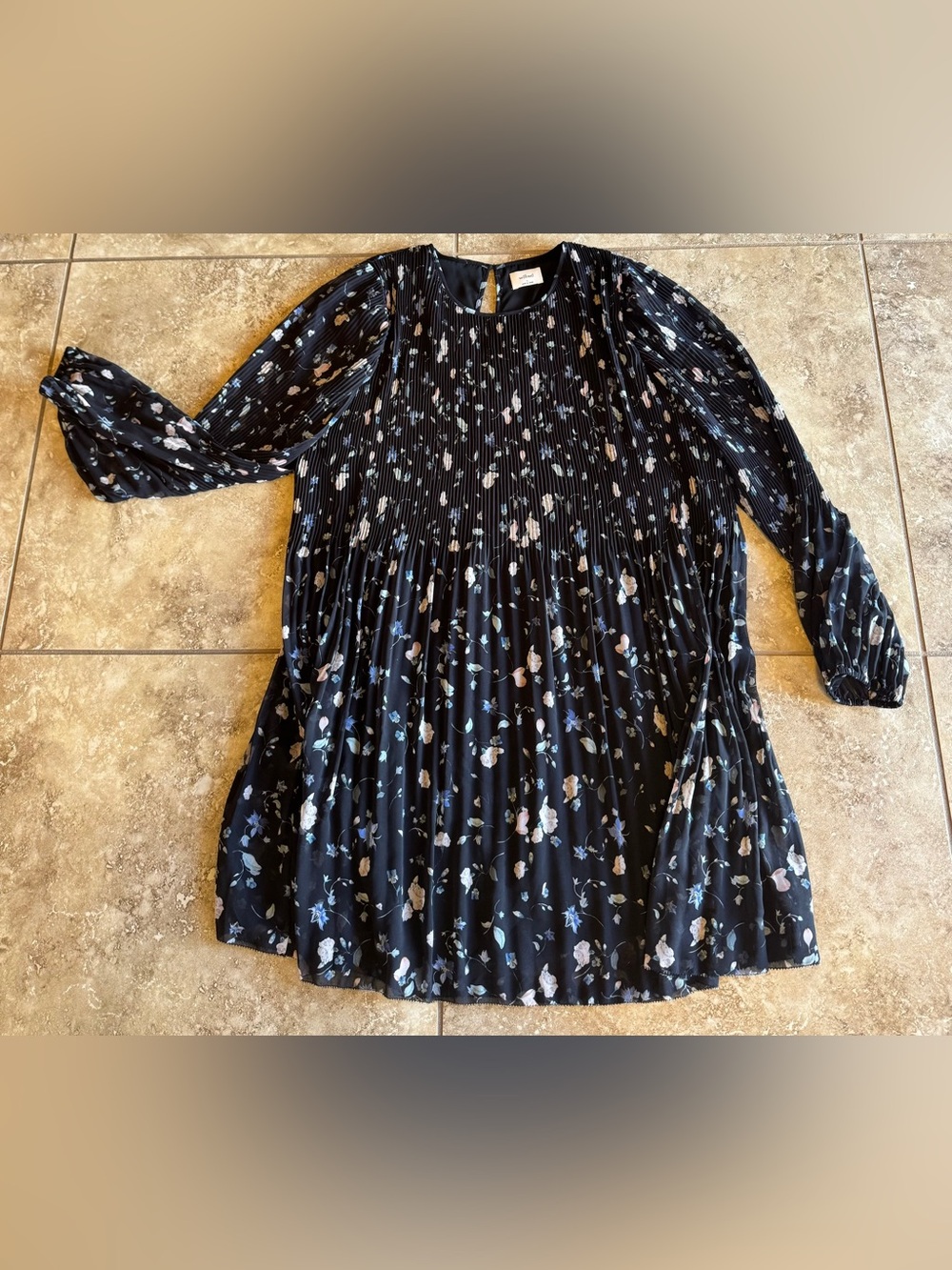 Aritzia WILFRED Shift Dress Women Small Black Floral Pleated Long Cinched Sleeve